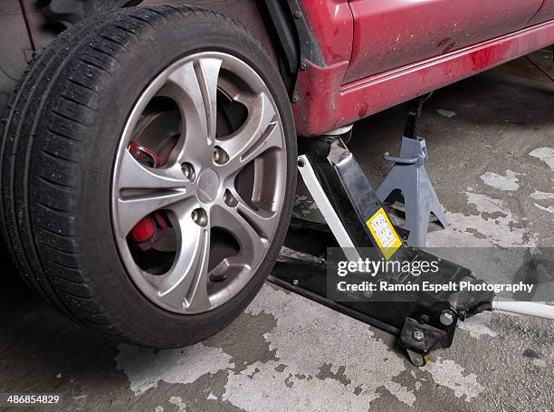 hydraulic jack in a workshop - car jack stock pictures, royalty-free photos & images