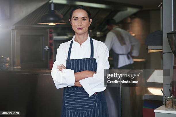 mon chefs savent cuisiner - apron woman photos et images de collection