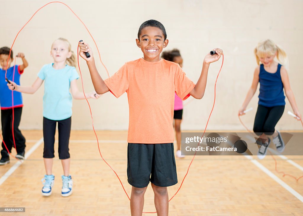 Kinder springen Seil in der Schule