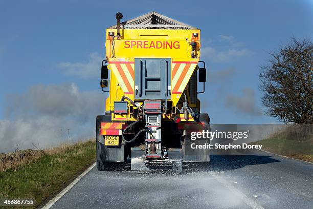 gritter lorry spreading salt, northumberland uk - road salt stock-fotos und bilder