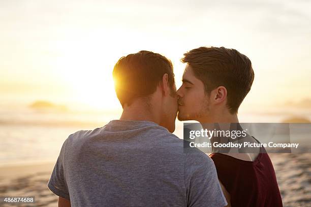 einen moment. - gay kiss stock-fotos und bilder