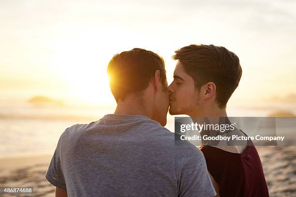 disfruta de un momento. - hombre gay fotografías e imágenes de stock
