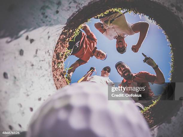 punto de vista de los jugadores y pelota de golf desde el interior de orificio pasante - hole in one fotografías e imágenes de stock