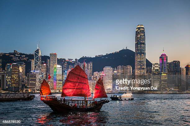 traditional junk boat at dusk - hongkong stock pictures, royalty-free photos & images