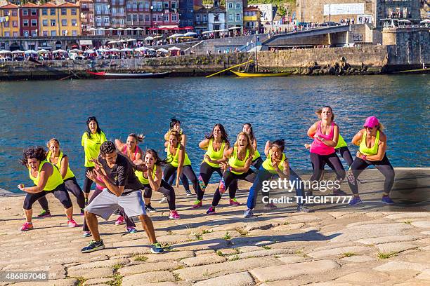 flashmob dancing in the ribeira riverside, porto - flash mob 個照片及圖片檔