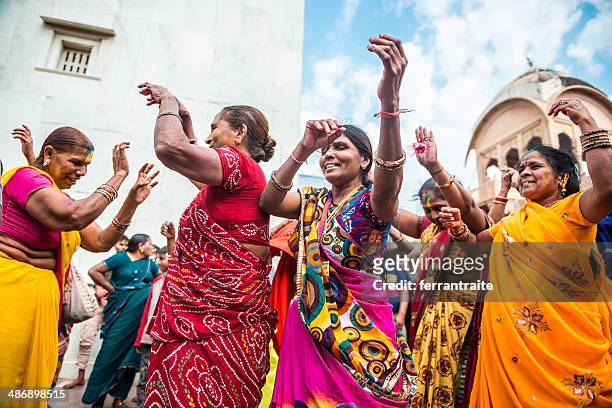 indian women celenrating holi - sari 個照片及圖片檔