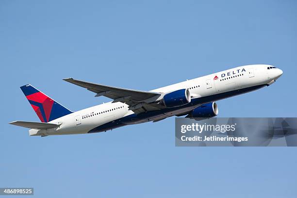 delta airlines boeing 777-200lr - delta stock pictures, royalty-free photos & images