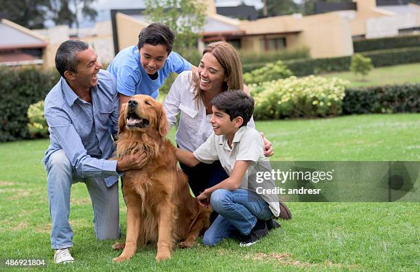 schöne familie mit hund - family dogs stock-fotos und bilder