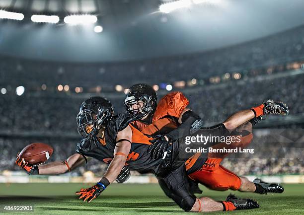 american football player being tackled by opponent - tackle american football player stockfoto's en -beelden