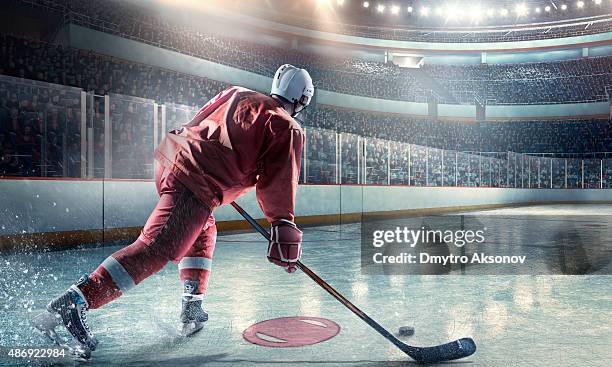 jugadores en acción de hockey sobre hielo - mens ice hockey fotografías e imágenes de stock