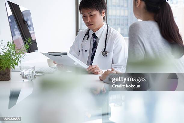 doctor advises woman patient - puke japan stock pictures, royalty-free photos & images