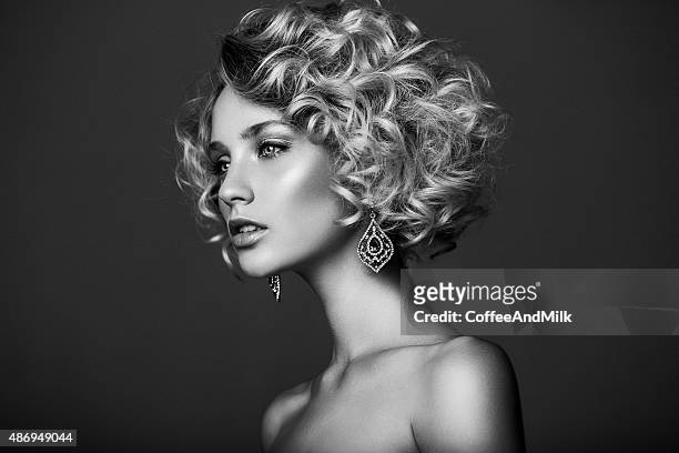 bella donna con elegante taglio di capelli - bianco e nero foto e immagini stock