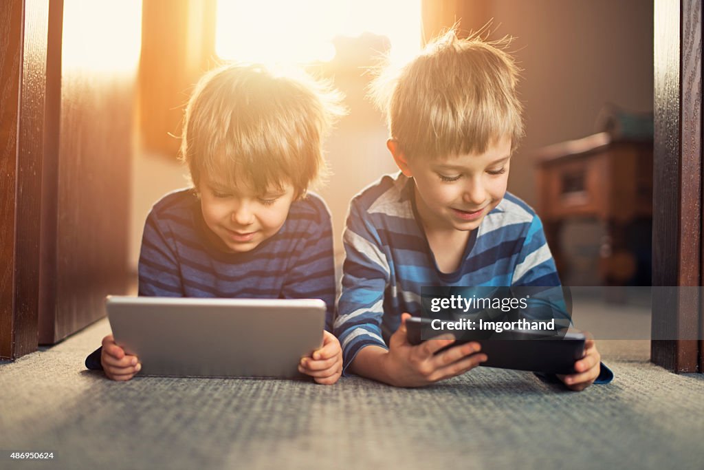 Niños con comprimidos digital