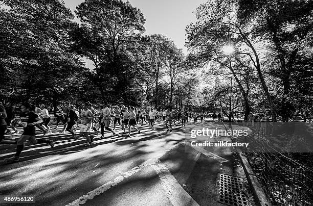 half-marathon in central park in new york city - marathon new york stockfoto's en -beelden
