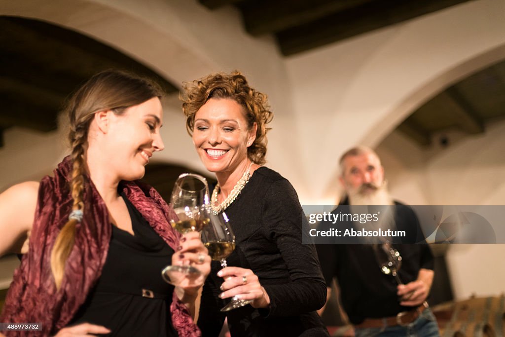 Schöne Frauen UND Älterer Mann in alten Weinkeller, Europa