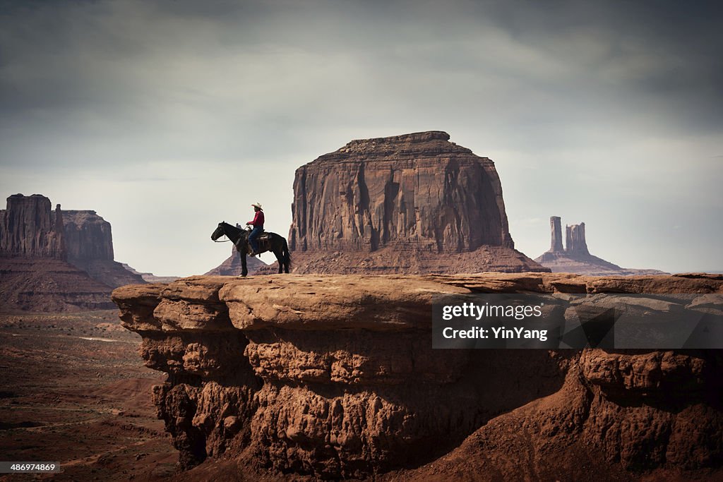 Navajo カウボーイアメリカ南西部の自然の風景