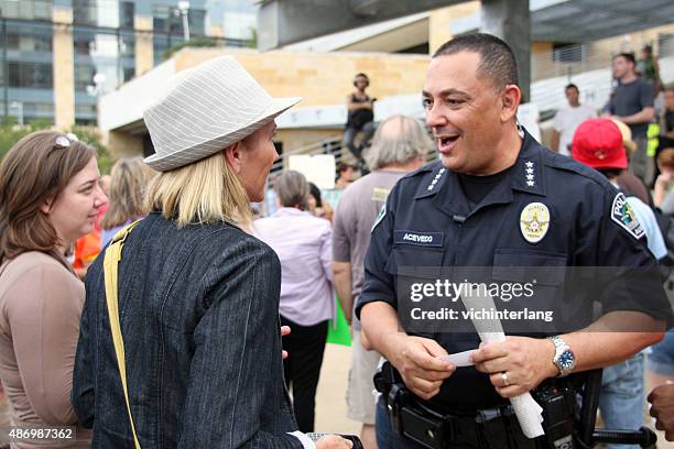 occupy austin day one, oct. 6, 2011 - hoofdcommissaris stockfoto's en -beelden