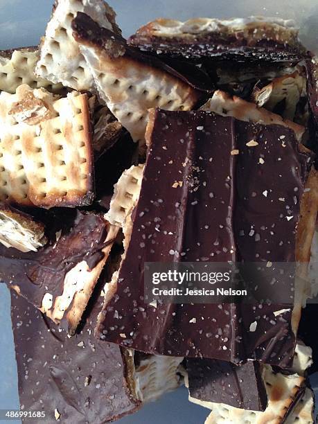 passover traditions - matzo stockfoto's en -beelden