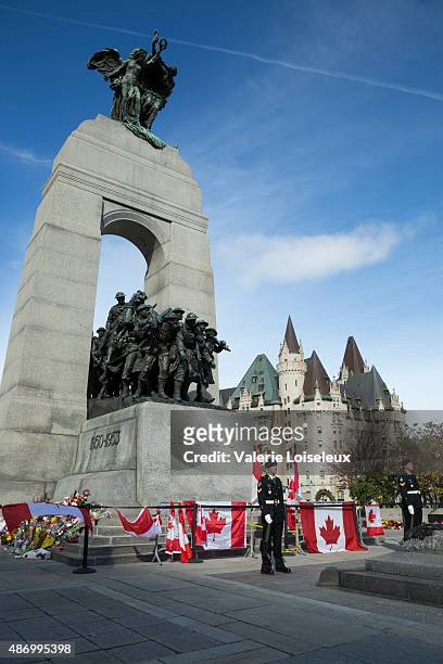 sentries tenant garde à ottawa cenotaph - canadian military uniform photos et images de collection
