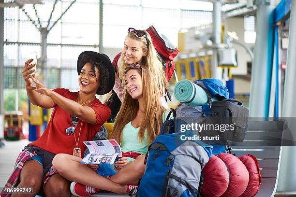 aeroporto uma selfie - gapyear imagens e fotografias de stock