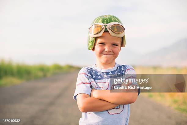 souriant garçon avec la pastèque casque de course - flying goggles stock photos et images de collection