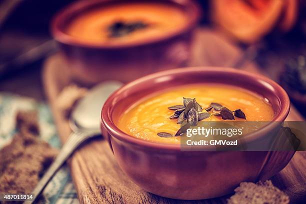 hausgemachte kürbissuppe für den herbst tage - pumpkin soup stock-fotos und bilder