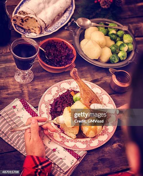 traditionelle deutsche holiday goose abendessen mit klößen und red cabbage - gänsebraten stock-fotos und bilder