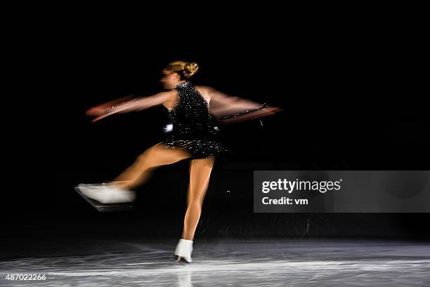 movimento desfocado filmagem de figura feminina artístico efectuar - patinagem artística imagens e fotografias de stock