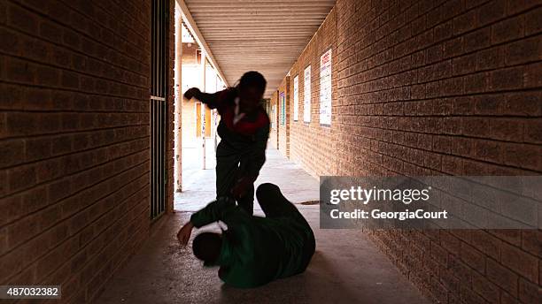 schule kinder kämpfen - bully school stock-fotos und bilder