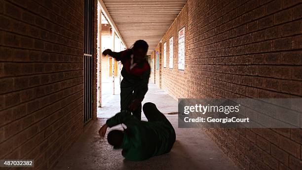 escola crianças luta - girl fight - fotografias e filmes do acervo