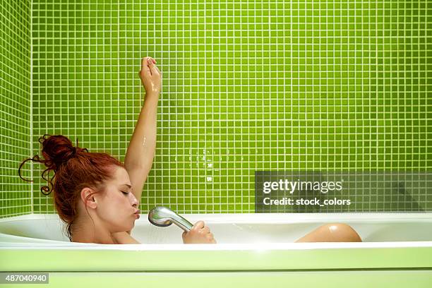 de la bonne musique dans la baignoire - beautiful woman bath photos et images de collection