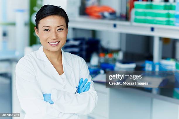 portrait of confident female scientist - laboratoriumjas stockfoto's en -beelden