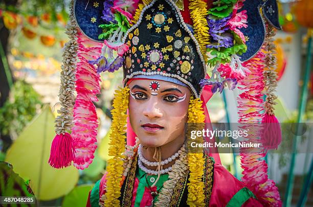 performer in indian tribal dress - vetschmink stockfoto's en -beelden