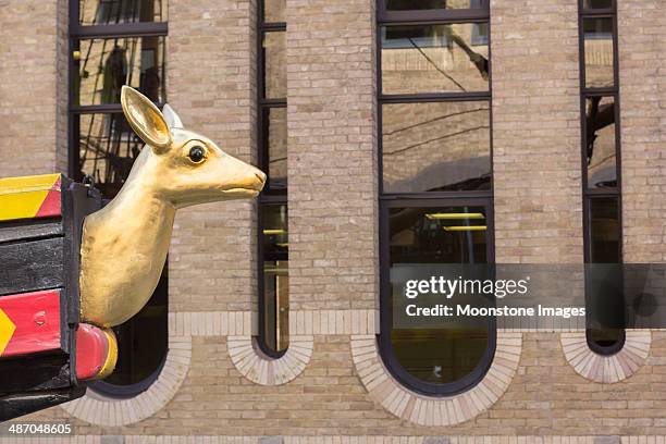 golden hinde en pickfords wharf, london - figurehead fotografías e imágenes de stock