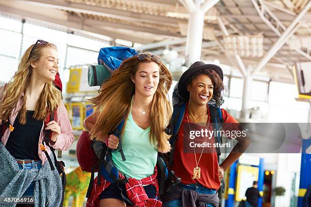 backpacking friends undertake the next part of their journey - holiday travel ahead of thanksgiving clogs airports highways and train stations stockfoto's en -beelden