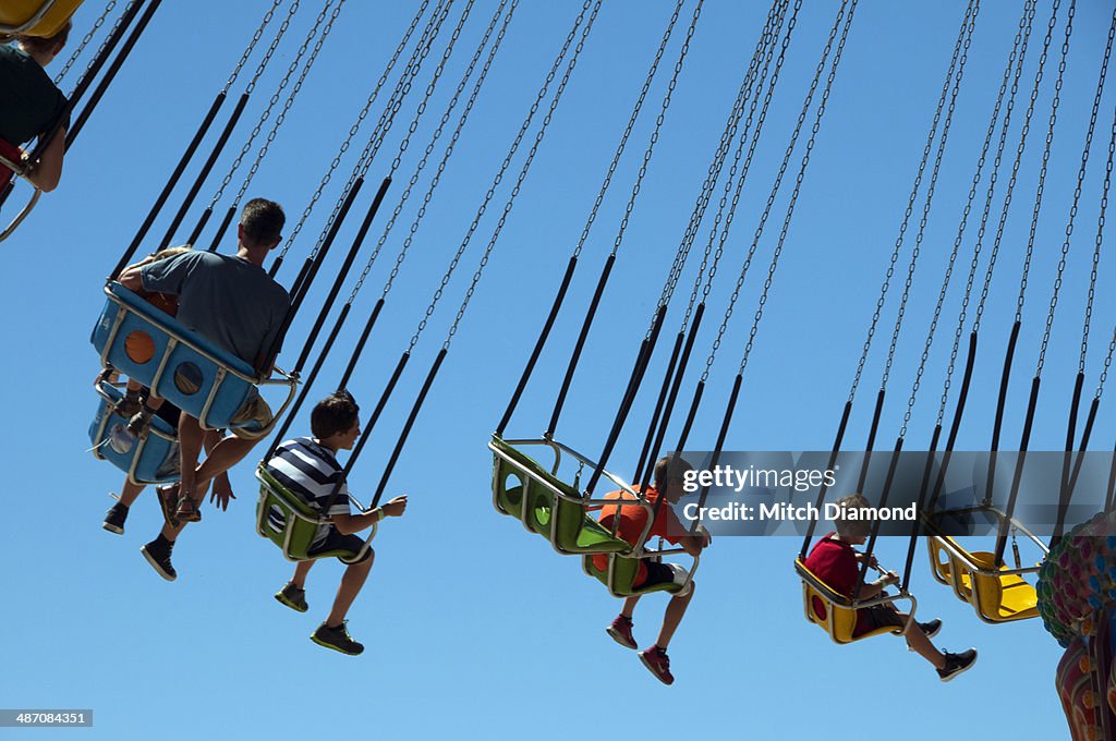 Amusement park swing ride