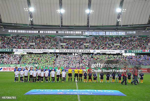 The players of Wolfsburg and Potsdam line up before the UEFA Women's Champions League semi final second leg match between VfL Wolfsburg and 1. FFC...