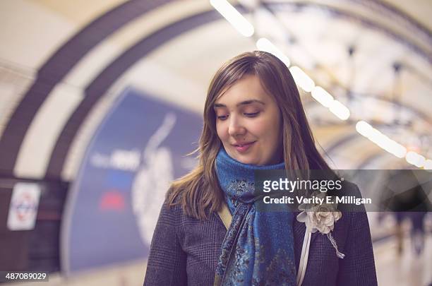 woman waiting for london tube - spilla foto e immagini stock