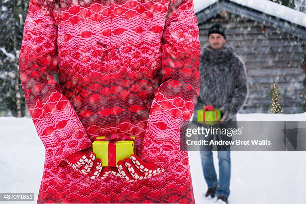 Woman And Man Outdoors Exchange Gifts, Stock-Foto