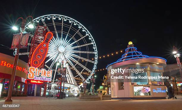 skywheel in niagara falls, canada - niagara falls stock pictures, royalty-free photos & images