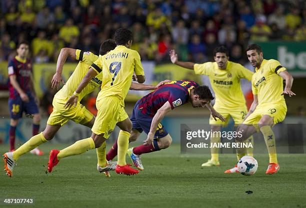 Barcelona's Argentinian forward Lionel Messi vies with Villarreal's Mexican forward Giovani Dos Santos and Villarreal's midfielder Cani during the...