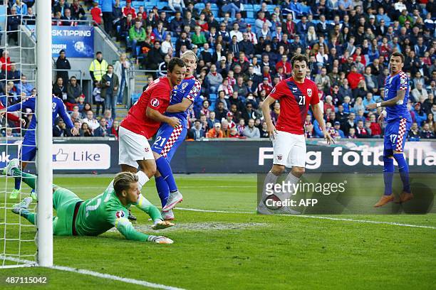 Norway's Orjan Nyland, Even Hovland, Croatia's Domagoj Vida, Norway's Vegard Forren and Croatia's Mario Mandzukic vie during the Euro 2016 Group H...