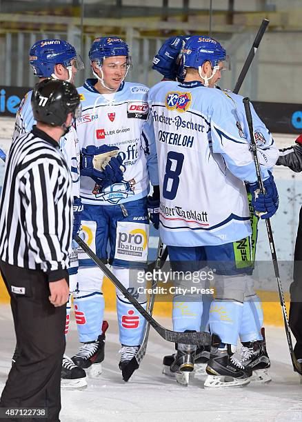 Straubing Team celebrates after scoring the 2:3 during the game between HC TWK Innsbruck and Straubing Ice Tigers on september 6, 2015 in Innsbruck,...