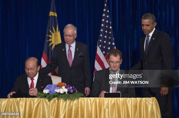 President Barack Obama and Malaysian Prime Minister Najib Razak look on as President of MetLife Asia Christopher Townsend and Chairman of AmBank...