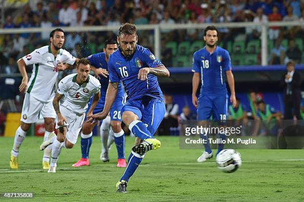 Daniele De Rossi of Italy scores a penalty to make it 1-0 during the UEFA EURO 2016 Qualifier match between Italy and Bulgaria on September 6, 2015...