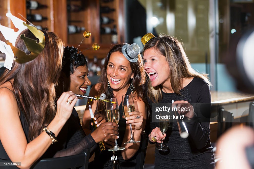 Rassen vier Frauen auf einer party mit Champagner