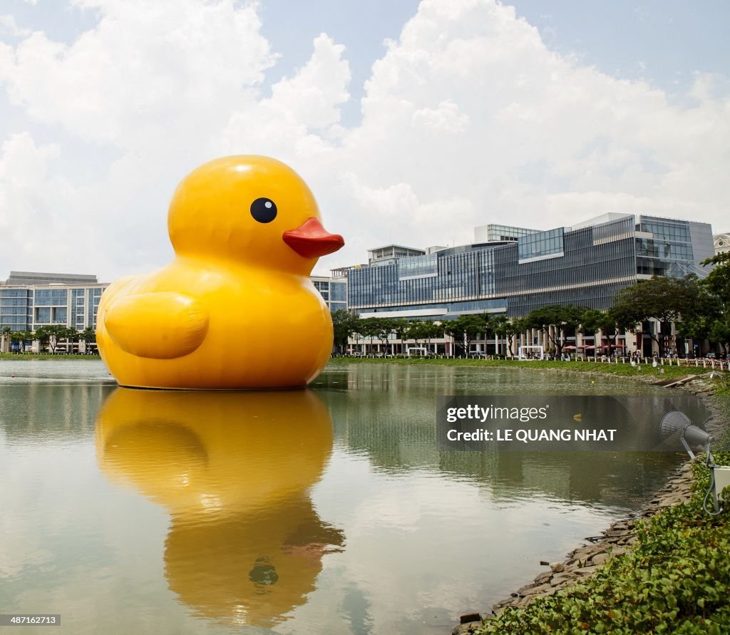 VIETNAM-ENTERTAINMENT-GIANT-DUCK