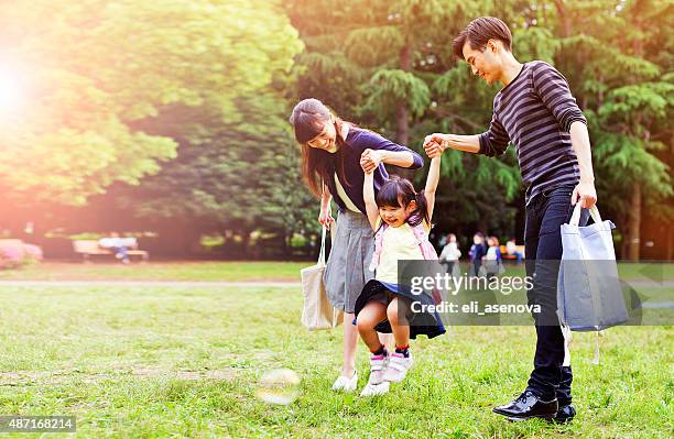 familia con un paseo al aire libre en verano, tokyo - familia de dos generaciones fotografías e imágenes de stock