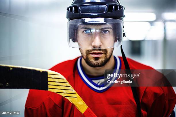 jugador de hockey sobre hielo antes de los partidos. - mens ice hockey fotografías e imágenes de stock