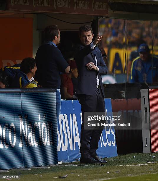 Rodolfo Arruabarrena head coach of Boca Juniors gives instructions during a match between Boca Juniors and San Lorenzo as part of 23rd round of...